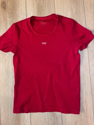 Röd t-shirt från Esprit - Tröja från esprit är inte säker på storleken de har suddats ut men skulle gissa M