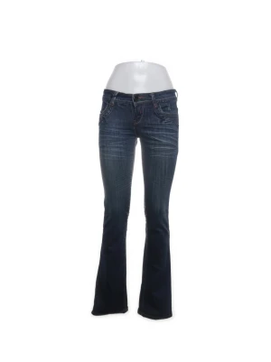 Bootcut jeans från Miss 2&F, blå - Gylfen är sönder säljer därför billigt.   Snygga blå bootcut jeans från Miss 2&F med klassisk femficksdesign och coola detaljer på bakfickorna. Jeansen har låg midja och är tillverkade i slitstarkt denim med lätt tvättad look. Perfekt passform och stilren siluett.