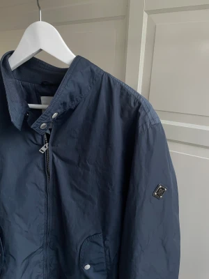 J.Lindeberg Jacka - Tjena! Säljer denna goa Jacka från J.Lindeberg✔️ Storlek M✔️ Skriv vid minsta fundering✔️