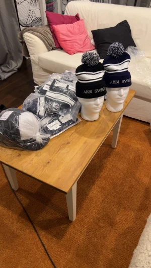 Mössa med tofs - Säljer snygga mössor med stor fluffig tofs på toppen. Finns i svart och marinblå med vita ränder. Mössorna har en klassisk form och är stickade i mjukt material, perfekta för kalla dagar. Passar dig som vill hålla sig varm i vinter.