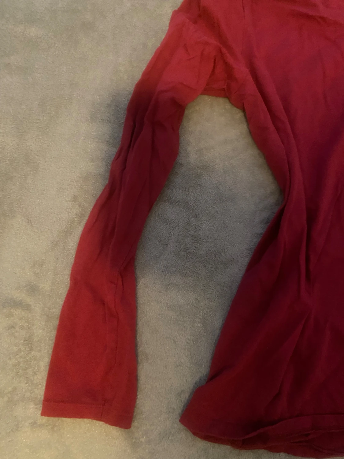 Vinröd långärmad v-ringad tröja  - 2