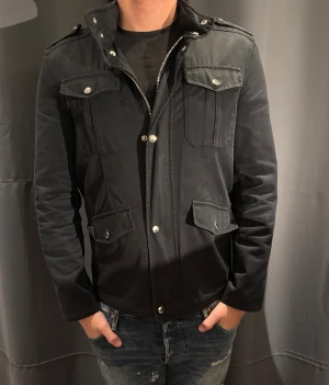 Field Jacket  - Tja, säljer en Field Jacket. Storlek som. Skick 8.5/10. Nypris 3000, mitt pris 499. Hör av dig vid frågor o funderingar!
