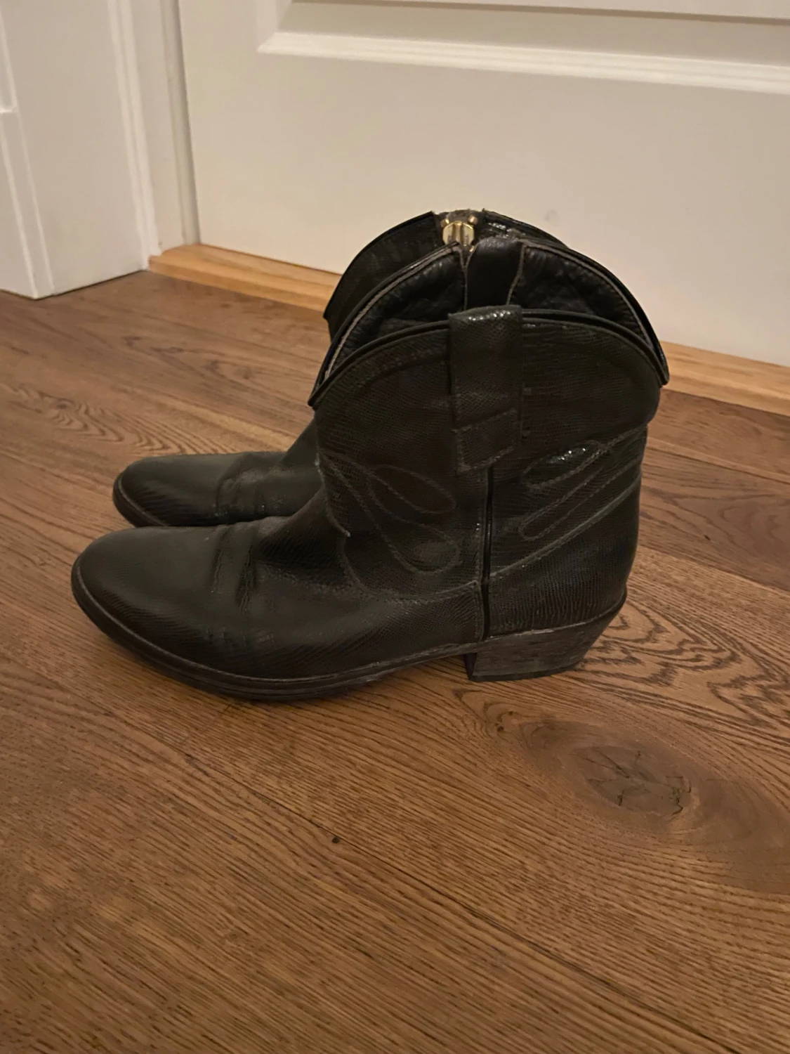 Svarta och beige boots från Via Roma 