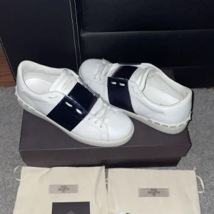 Valentino opens (metallica blue) - •Valentino opens   •Färg: Metallica blue   •Skick: 9.5/10. Nästan nytt skick förutom liten defekt som visas på sista bild!   •Storlek: 40 men sitter som 41-41.5   •Nypris: 6000-7000   •Självklart äkta! Kod i skor och allt og medföljer (box, 2 dustbags, skosnören mm) Skriv om intresserad! 