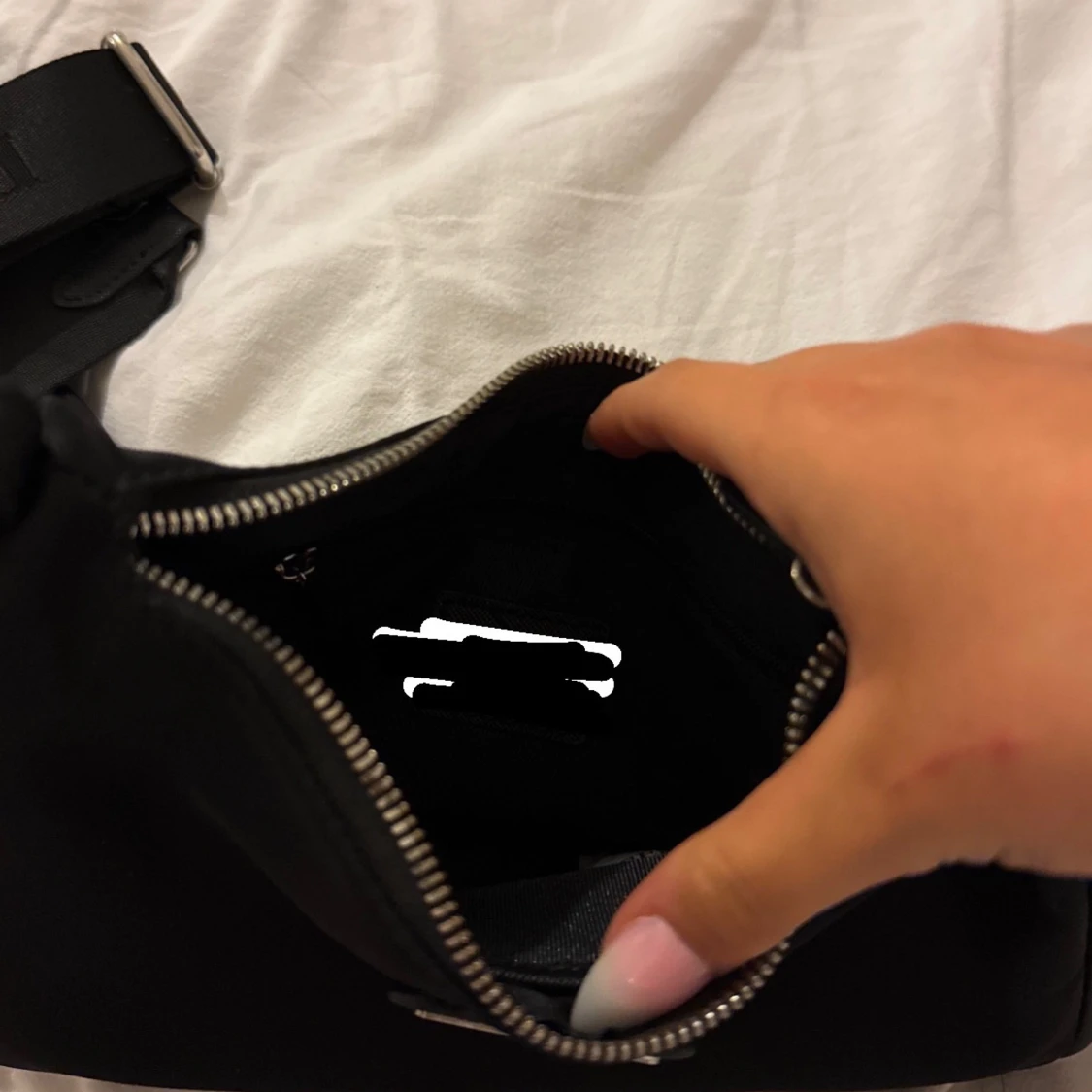 Svart axelväska med kedja - 1