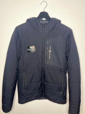 Sail Racing jacka svart - Svart Sail Racing jacka i mycket bra skick men har fläck i vänstra armen och lite på luvan, pm vid intresse.