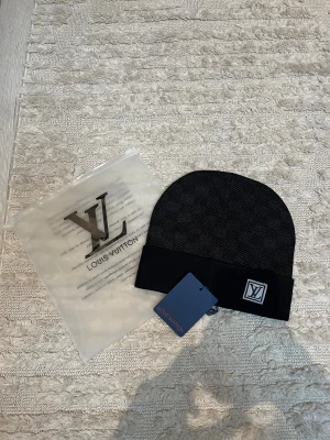 Svart Mössa  - Helt ny aldrig använt den med tagen på och påsen medföljer👍