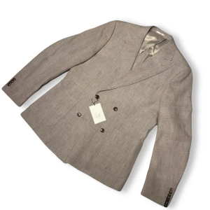 These Glory Days kavaj  - Säljer nu denna snygga These Glory Days dubbelknäppta kavaj. Storlek 50. Perfekt för alla årstider och passar väldigt bra till jeans. Som ni ser är den helt ny med prislapp, nypris 2999kr. Säljer för 599. Skulle säga att denna passar folk som är 185-195, uppskattat strl: L. Bättre pris för en helt ny dubbelknäppt med samma kvalité hittar ni inte.