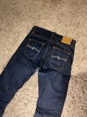 Nudie jeans lean dean slim fit herr w29 mörkblå  - Nudie jeans slim fit modell lean dean. Nytt skick, inga märkvärdiga defekter. Storlek w29, postas antigen samma dag som köp eller dagen därpå🙌💯