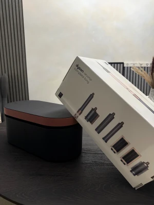 Dyson Airwrap Complete Long - Fick den i present men har redan exakt samma modell, så denna behöver ett nytt hem. Den är helt ny, aldrig använd och ligger fortfarande i originalförpackningen med alla tillbehör kvar.  Dyson Airwrap är känd för att skapa perfekta lockar, volym och släta frisyrer utan extrem värme superbra för håret och ger salongsresultat hemma. Det här är dessutom Long-versionen, perfekt för dig med längre hår.  Passa på innan den försvinner, den här modellen säljer alltid slut snabbt. Hör av dig för mer i