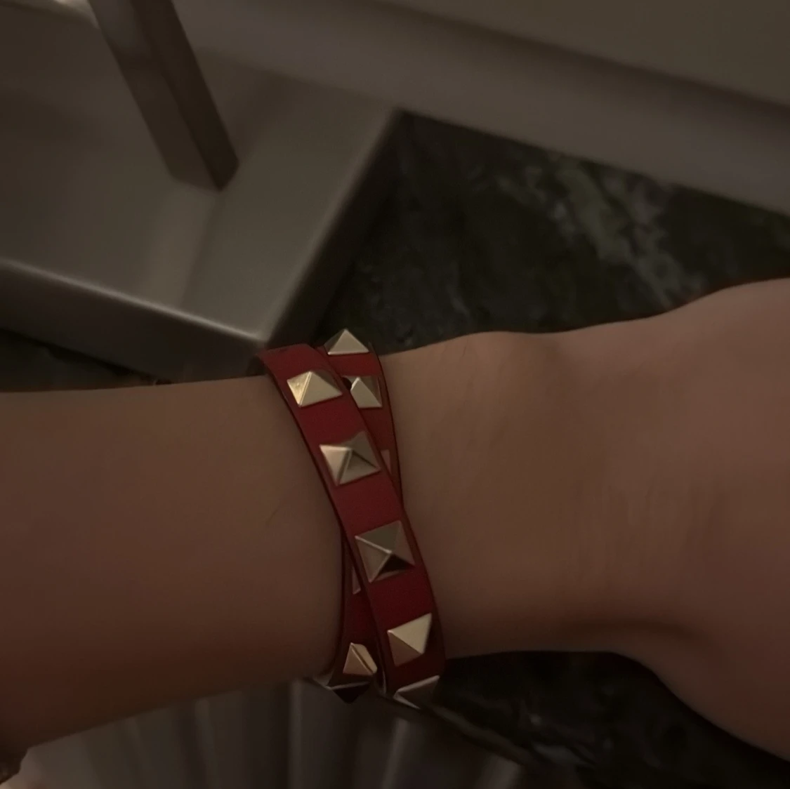 Rött valentino armband med nitar - 2