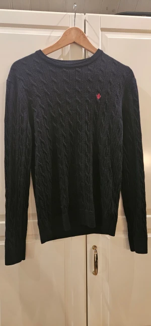Mörkblå kabelstickad tröja Morris M/S -  Tjena, säljer nu denna snygga mörkblå kabelstickade tröjan  från Morris. Tröjan är i 100% merinoull. Tröjan är 8/10 fint skick, tröjan är i storlek M men sitter mer S och kan även passa XS. Skriv gärna I fall ni har frågor! Tryck på bilden för att se bättre.