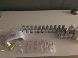 Depend GeliQ gelkit med nagellack - Komplett Depend GeliQ gelkit med bland annat UV/LED-lampa, flera gelnagellack i olika färger (vit, rosa, nude, svart, beige), nagelolja, peeling och ask med genomskinliga tippar. Perfekt för att fixa snygga gelnaglar hemma. De är använda men mycket finns kvar i flaskorna 🥰 De är 8x färger eftersom ’own your style’ är såld. 3x Base coat 3x Top coat  1x nagelolja  1x peeling  1x lampa  1x paket tippar  1x oil remover  2x pre cleanser  2x high shine cleanser