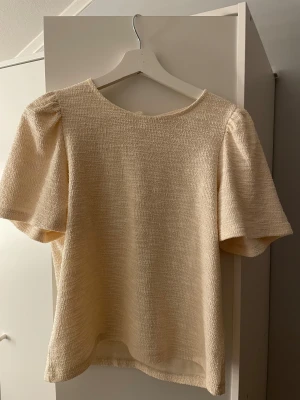 Beige blus med puffärm och knyt - Använt typ en gång, pris kan diskuteras nypris:350