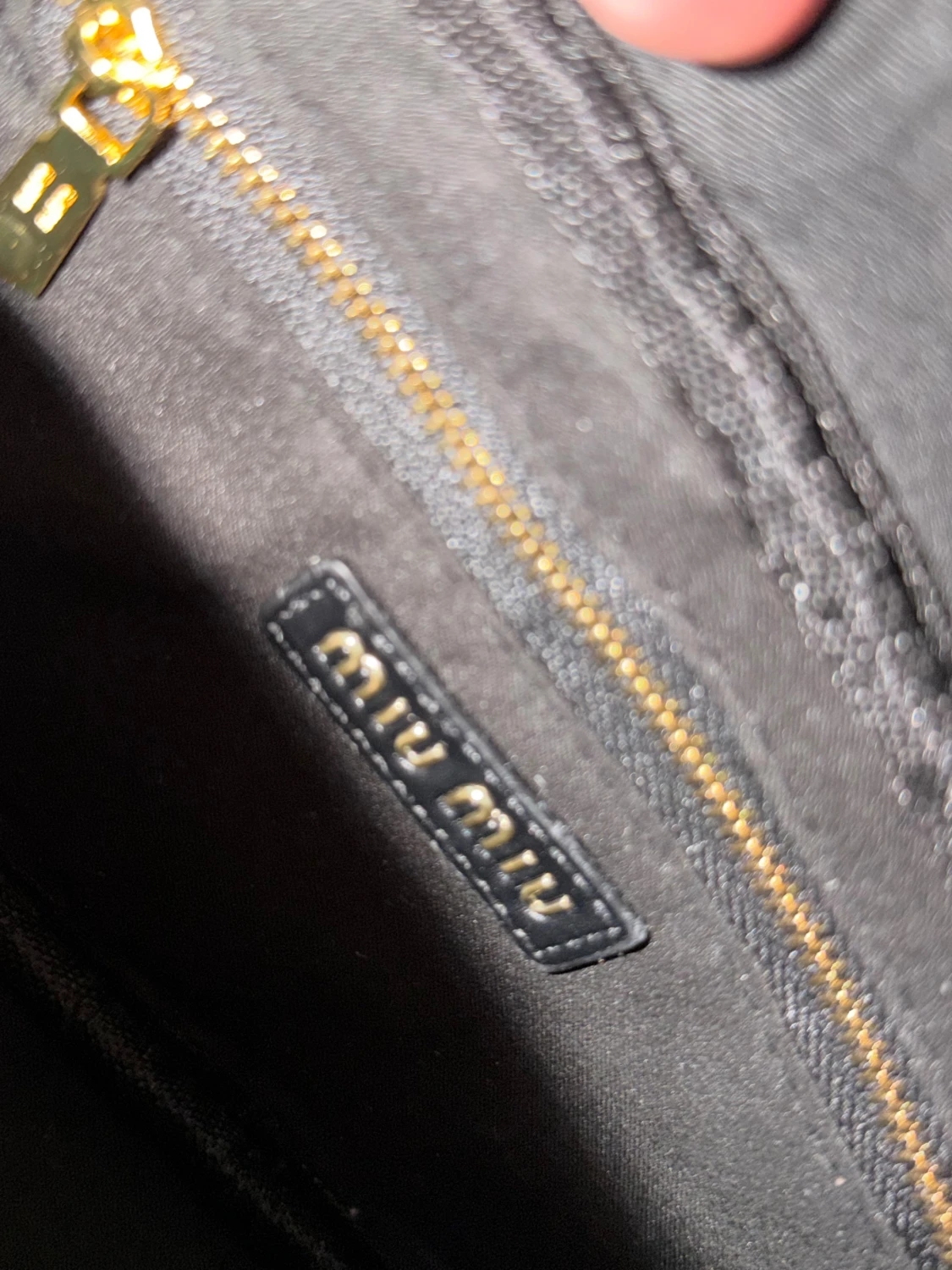 Svart quiltad handväska från Miu Miu - 4