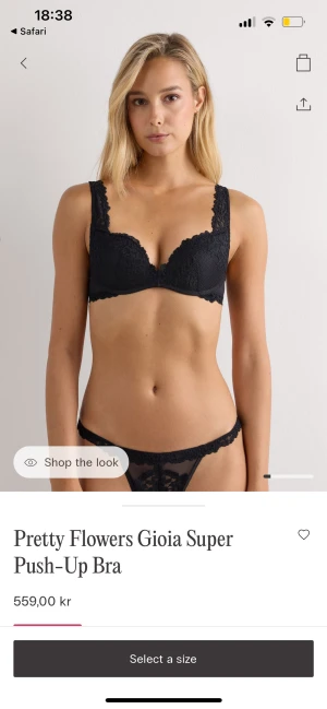 Svart push-up bh Intimissimi - Superfin svart push-up bh från Intimissimi med blommig spets och breda axelband. Storlek 70b och är i mycket bra skick🖤