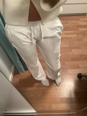 Vita linnebyxor från Lager 157 XS - Säljer ett par vita linnebyxor från 157 i storlek XS! Byxorna har elastisk midja med snörning och en bakficka. Perfekta för varma sommar dagar eller bara chill dagar hemma🥰