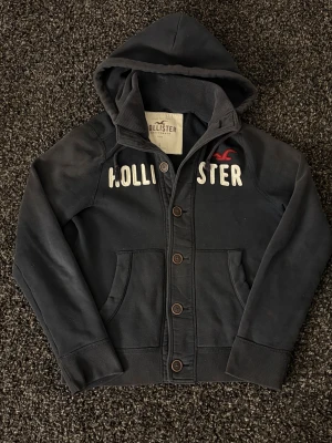 Hollister cardigan- sjukt eftertraktad! - 🔥 Extremt eftertraktad Hollister-hoodie, stl L/M, skick 8/10 🔥 Black Week-REA! Passa på medan priset är sänkt – det här är en av Hollisters mest populära modeller och den dyker nästan aldrig upp. Sitter perfekt, sjukt snygg och funkar till ALLT.  Den här kommer försvinna direkt – folk brukar köpa såna här på sekunder. Först till kvarn. Köp nu innan någon annan hinner före!  Ta liknande som den