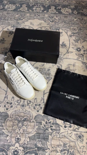 vita saint laurent skor - Helt nya i storlek 43 priset kan diskuteras 