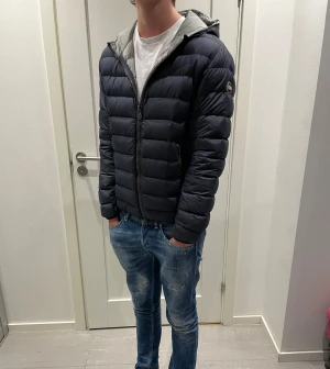 Colmar jacka - Säljer nu denna Colmar jacka  i mörkblå/svartaktig färg  beroende på ljus, i storlek 46 som motsvarar M ungefär, skirv för fler bilder/frågor🙌🏼