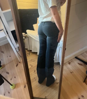 Lågmidjade kostymbyxor  - Såå snygga Lågmidjade kostymbyxor i storlek S/36❤️❤️ långa på mig som e 170 cm Mått  Ytterben 104 Innerben 84 Midja 36