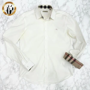 Burberrry Skjorta M - Vit Burberry skjorta i storlek M i Mycket bra skick. Skjortan är självklart äkta. Är du osäker på äkthet hänvisar jag gärna till bra källor/guider. Tveka inte på att höra av dig för fler frågor eller vid minsta fundering! Skick: 8,5/10