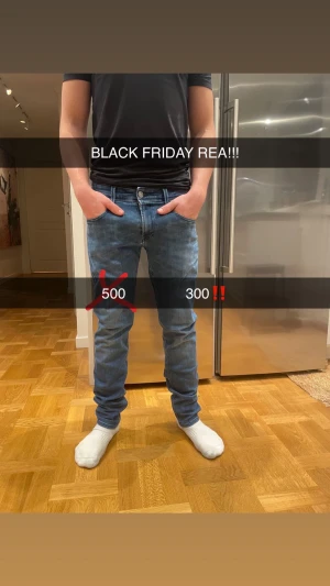 Replay Anbass ljusblå jeans slim fit -  ( Modellen är 173cm lång).     Säljer ett par Replay Anbass jeans i ljusblå tvätt med klassisk femficksdesign och snygga detaljer vid fickorna. Jeansen har slim fit-passning och är tillverkade i stretchigt jeanstyg för skön komfort. Perfekt för dig som gillar en modern och stilren look. Det är bara att slå en pling 🛎️ kring några funderingar