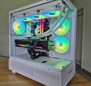 Custom Gaming PC med GeForce RTX & RGB - Snygg stationär gamingdator med Enermax kylning, GeForce RTX grafikkort och ASUS Strix moderkort. Utrustad med flera RGB-fläktar för optimal kylning och stil. Vit chassi med glaspanel, ser ut att vara i nyskick utan synligt slitage eller defekter.