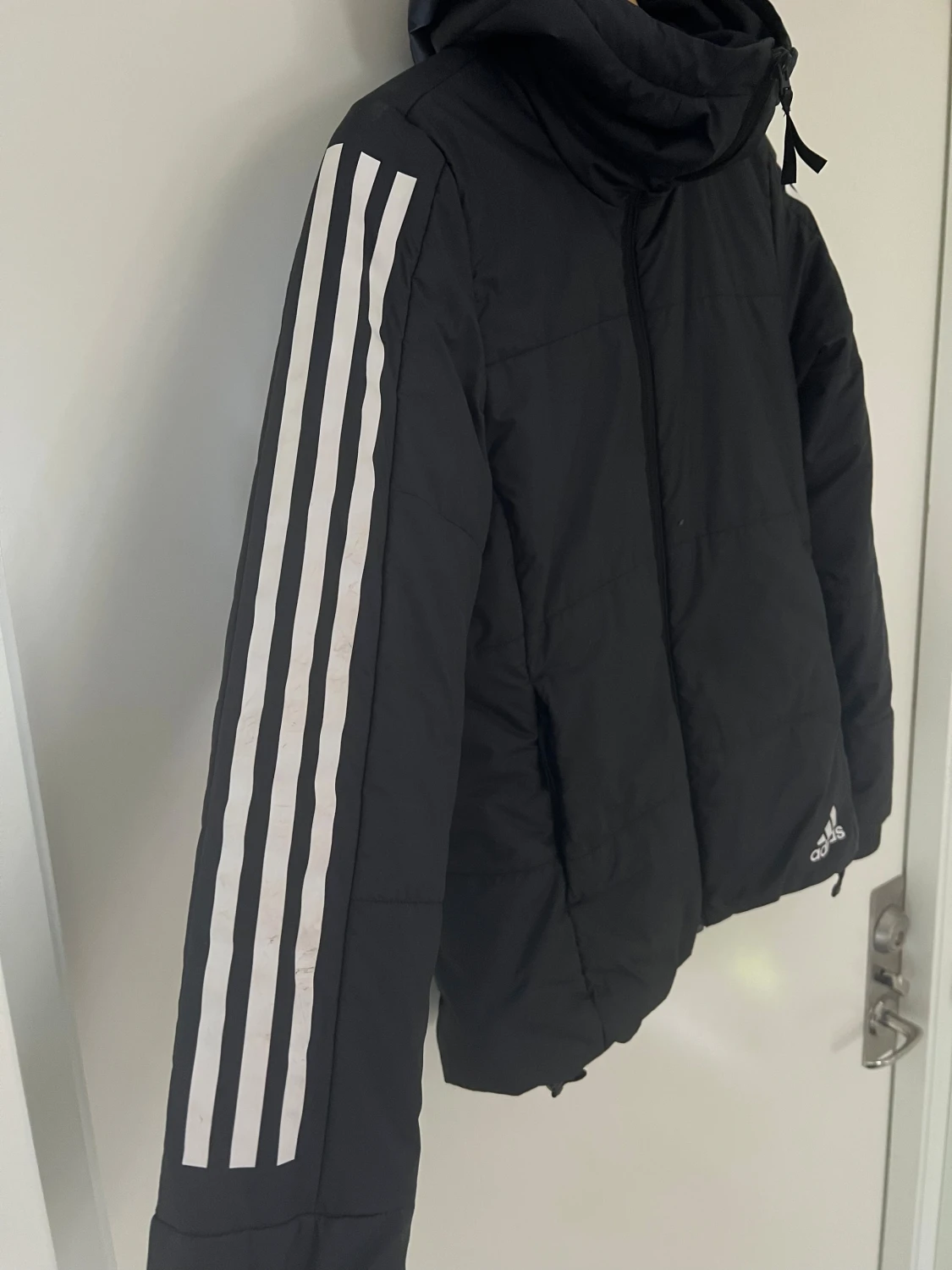 Svart Adidas pufferjacka med huva - 3