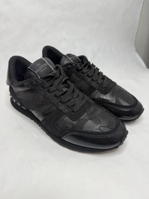 Valentino Garavani Rockrunner sneakers - Svarta Valentino Garavani Rockrunner sneakers i storlek 41. Box och dustbag ingår. Hör av dig om du har frågor eller funderingar 