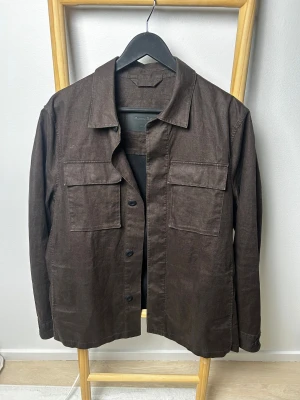 Massimo Dutti overshirt | M  - Brun Overshirt från Massimo Dutti | fint skick utan defekter | om du är osäker på passform tveka då inte på att höra av dig!