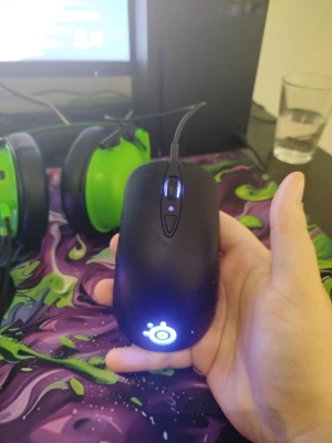 SteelSeries Sensei 10 - SteelSeries Sensei gamingmus med kabel, ergonomisk design och programmerbara sidoknappar. LED-belysning på logotypen. Musen är i gott skick med mindre ytliga repor, fungerar utmärkt för gaming och arbete.