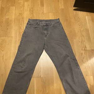 Galaxy loose straight - Grå byxor från weekday i passform galaxy loose straight