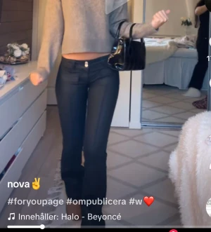 Svarta bootcut skinnbyxor från Nelly - Snygga svarta jeans med bootcut passform. Jeansen har klassisk femficksdesign, knapp och dragkedja framtill. Perfekta för dig som gillar en stilren och trendig look. Uppsyda några cm 