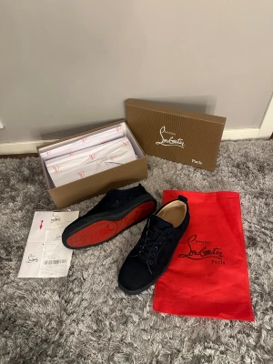 Mörkblå Loubs - Paketet skickas ut genom 24 timmar! Kontakta mig för mer info, och priset kan diskuteras.