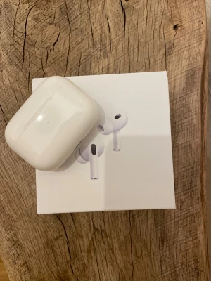 AirPods Pro  - Hej säljer mina i princip nya AirPods Pro. Har använt ett par andra hörlurar istället för dessa så ser ingen anledning att ha kvar dom längre. Dom kommer med en laddningssladd och proppar i olika storlekar för öronen. Har använts några enstaka gånger innan. Vid intresse tveka in på att skriva och pris kan ju alltid diskuteras😄🤗