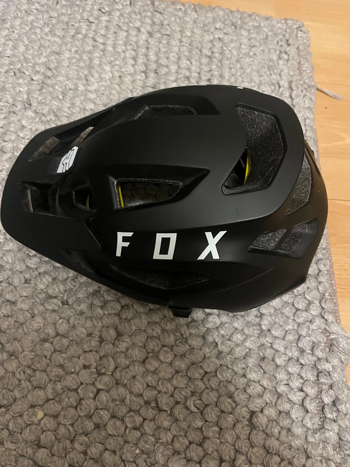 Svart cykelhjälm Fox med MIPS - 1