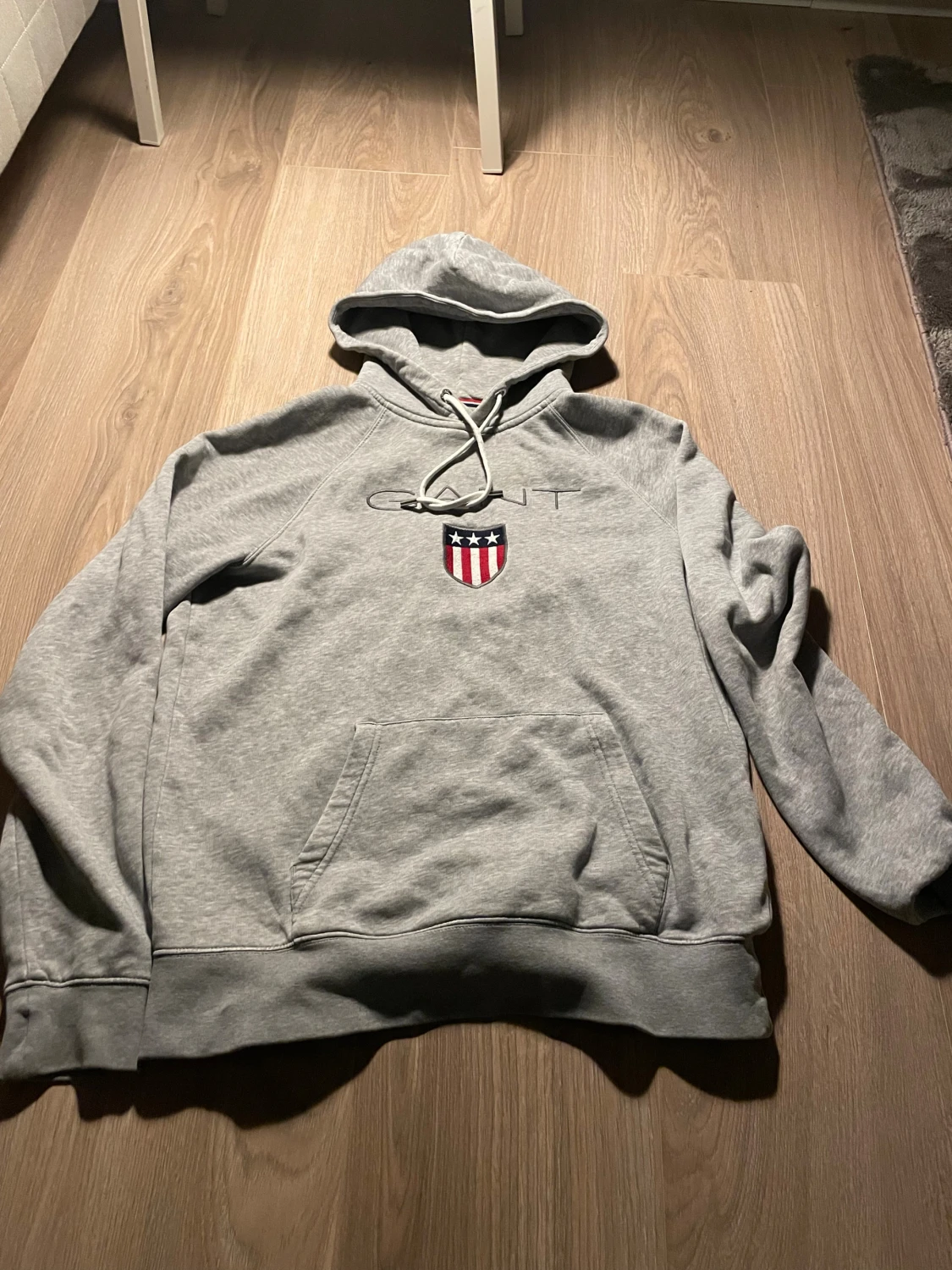 Grå hoodie från GANT med logga