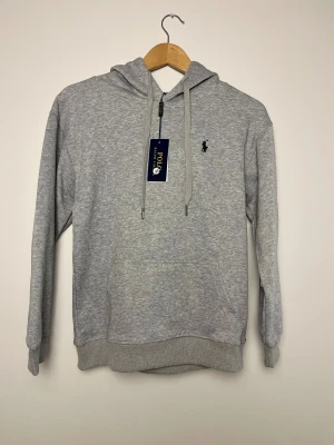Ralph Lauren Hoodie  - Hej! Säljer nu min Ralph Lauren Hoodie. Den är helt ny och aldrig använd. Storlek S, hör av dig om du vill ha mått! Riktigt fet. Pris kan diskuteras. Hör av dig om det är något annat du undrar över! 