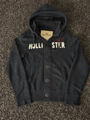 Hollister cardigan - sjukt eftertraktad! - 🔥 Extremt eftertraktad Hollister-hoodie, stl L/M, skick 8/10 🔥 Black Week-REA! Passa på medan priset är sänkt – det här är en av Hollisters mest populära modeller och den dyker nästan aldrig upp. Sitter perfekt, sjukt snygg och funkar till ALLT.  Den här kommer försvinna direkt – folk brukar köpa såna här på sekunder. Först till kvarn. Köp nu innan någon annan hinner före!  Ta liknande som den