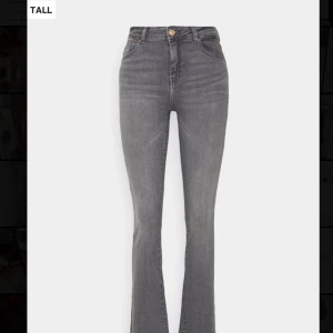Grey flared tall jeans - Gråa utsvängda jeans i modellen tall från ONLY, storlek L längd 36. Köpta på Plick men säljer då de var för stora.