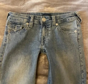 True Religion Joey Low Rise Flare Jeans - Snygga blå jeans från True Religion, modell Joey Low Rise Flare. 