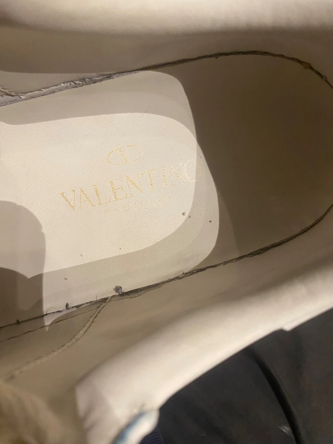 Valentino Garavani vita sneakers med blå detalj - 3