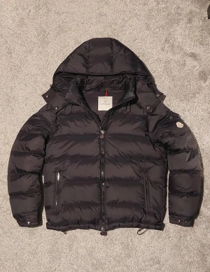 Moncler Maya - Matt Svart Moncler maya || Storlek 3 men passar S/M || NFC funkar || 