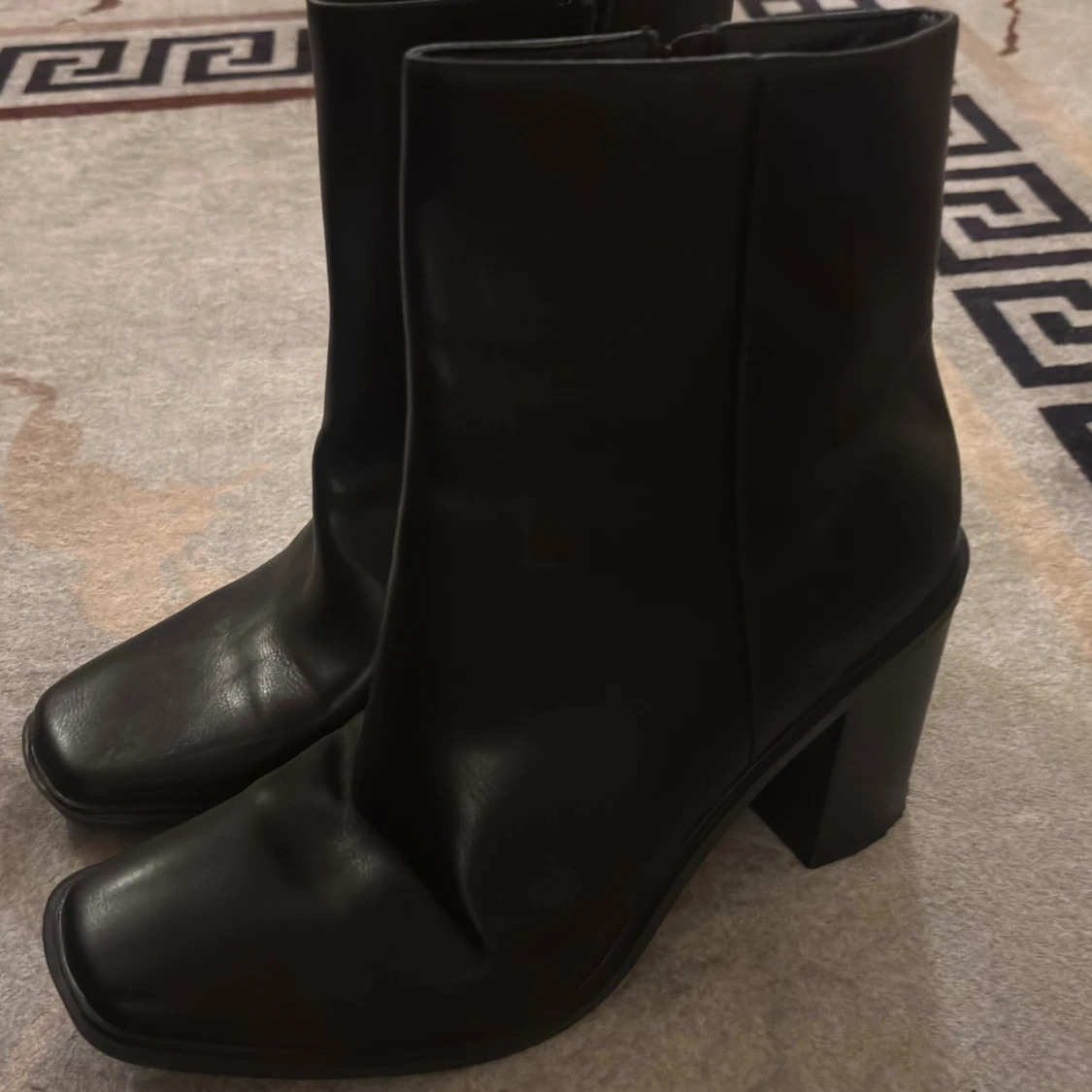 Svarta boots med klack och fyrkantig tå - 2