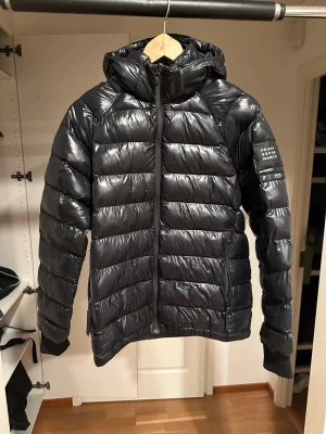 Svart dunjacka Peak Performance  - Dunjacka från Peak Perfomance. Storlek 170. Mycket fint skick.