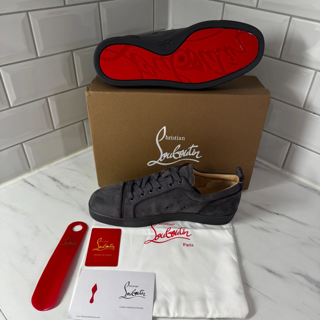 Grå mocka sneakers från Louboutin