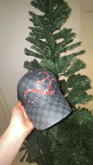 Gucci keps  - Snygg svart keps från Gucci med klassiskt GG-mönster och en röd och vit orm broderad på framsidan💯💯