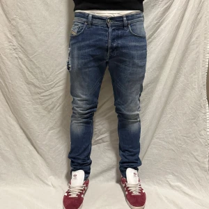 Blå Diesel jeans - Blå Diesel Tepphar jeans i storlek 30 och de sitter slim fit. Riktigt snygga till vardagen. Och fin blå färg,, hör av er vid funderingar! Fickorna är helt sönder innuti 