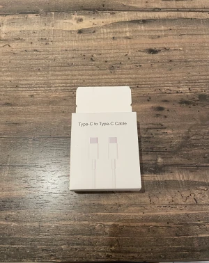Type-C to Type-C Cable - Ny USB Type-C till Type-C kabel i originalförpackning. Perfekt för laddning och dataöverföring mellan kompatibla enheter som smartphones, surfplattor och laptops. Förpackningen är obruten och visar inga tecken på slitage eller defekter.